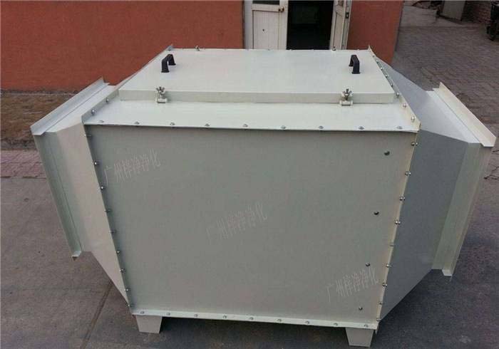 空氣過濾箱內部結構裝的初效空氣過濾器，高效空氣過濾器，風機組合而成。