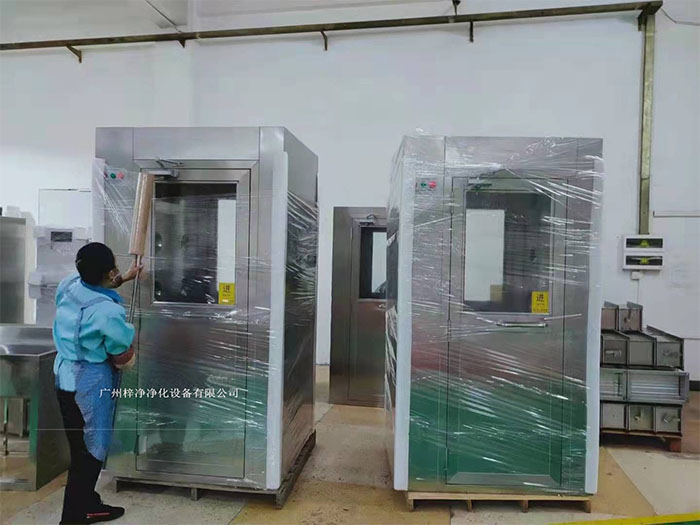 風淋室作為一種重要的潔凈室設備在運輸前，應對風淋室進行徹底的清潔和檢查，確保無損壞。