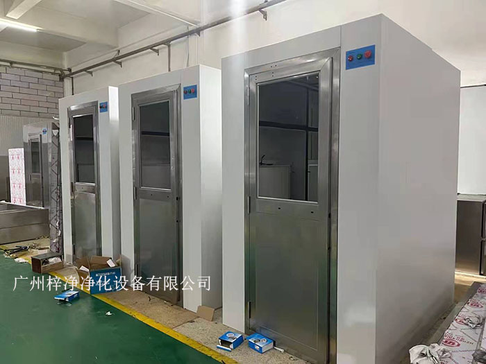 風淋室是一種用于去除或減少人員進入潔凈區前身上的塵埃和微粒的設備。