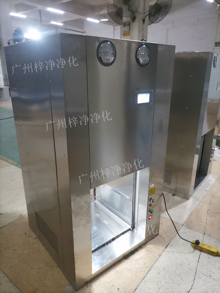 機器人機械臂傳遞窗是通過高精度的傳感器，實現機器人與傳遞窗的精準對接。