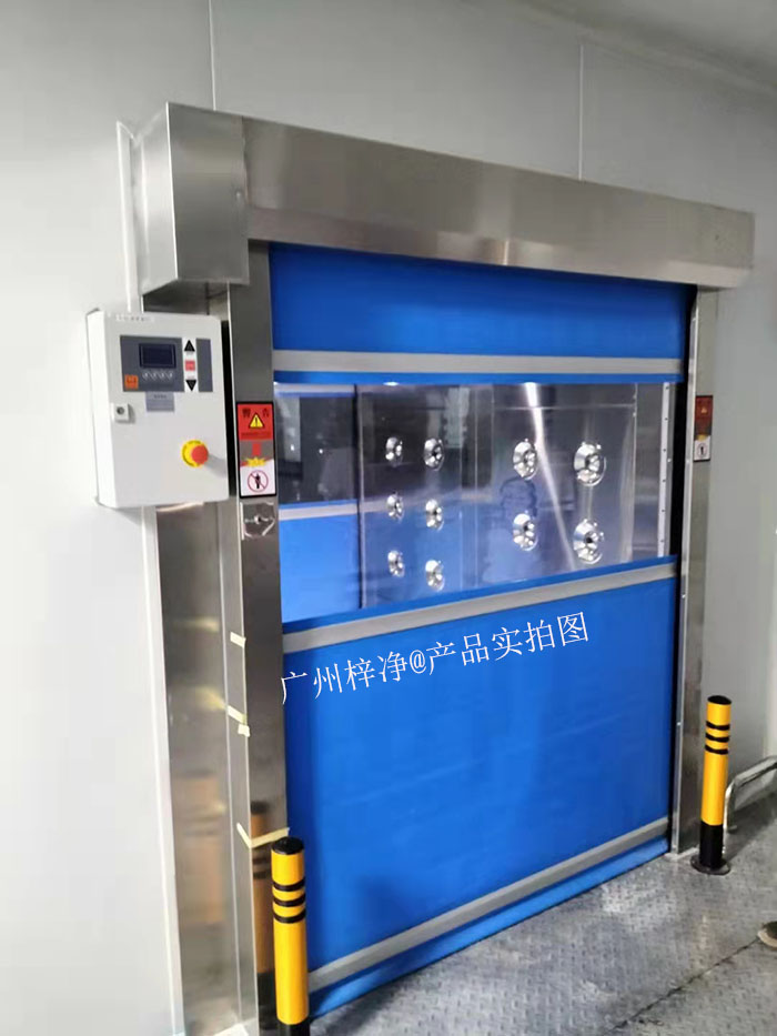 操作人員進入快速卷簾門風淋室，站在指定位置。