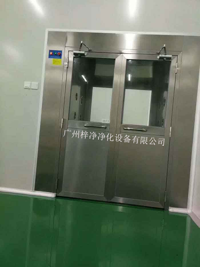 風(fēng)淋室的主要功能是利用高速氣流對(duì)人體或物品進(jìn)行吹淋，迅速去除其表面的塵埃和微粒，從而達(dá)到潔凈的目的。