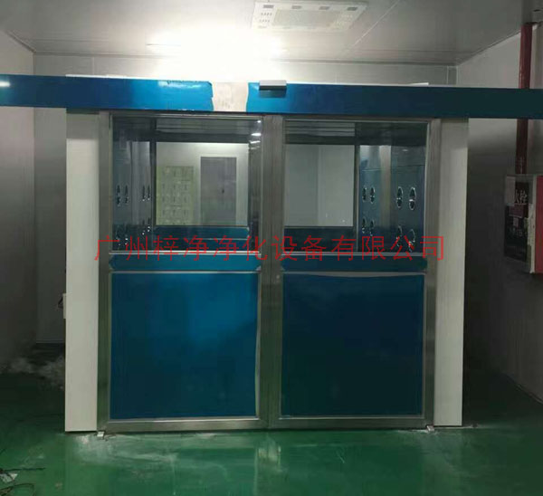 自動(dòng)門風(fēng)淋室感應(yīng)探測器探測到有人進(jìn)入時(shí)，將脈沖信號(hào)傳給主控器