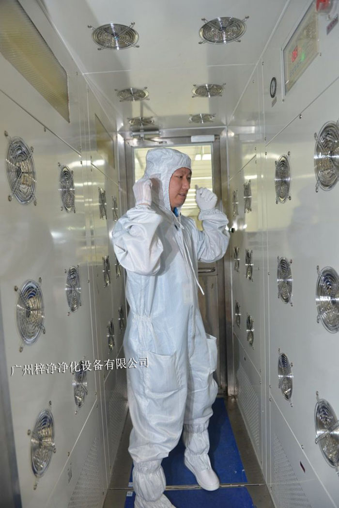 操作人員應嚴格按照風淋室的工作流程進行操作，不可隨意更改順序。