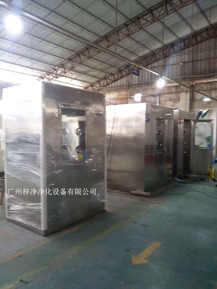 在運(yùn)輸過程中，風(fēng)淋室可能會(huì)受到振動(dòng)和沖擊