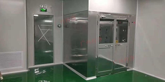 風(fēng)淋室能夠快速凈化進(jìn)入潔凈室的人員，縮短凈化時(shí)間，提高生產(chǎn)效率。
