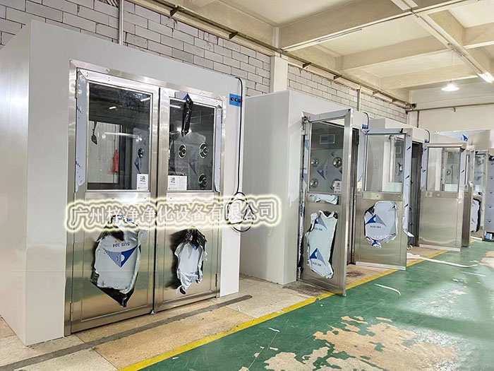 風淋室的主要功能是通過強制的氣流作用