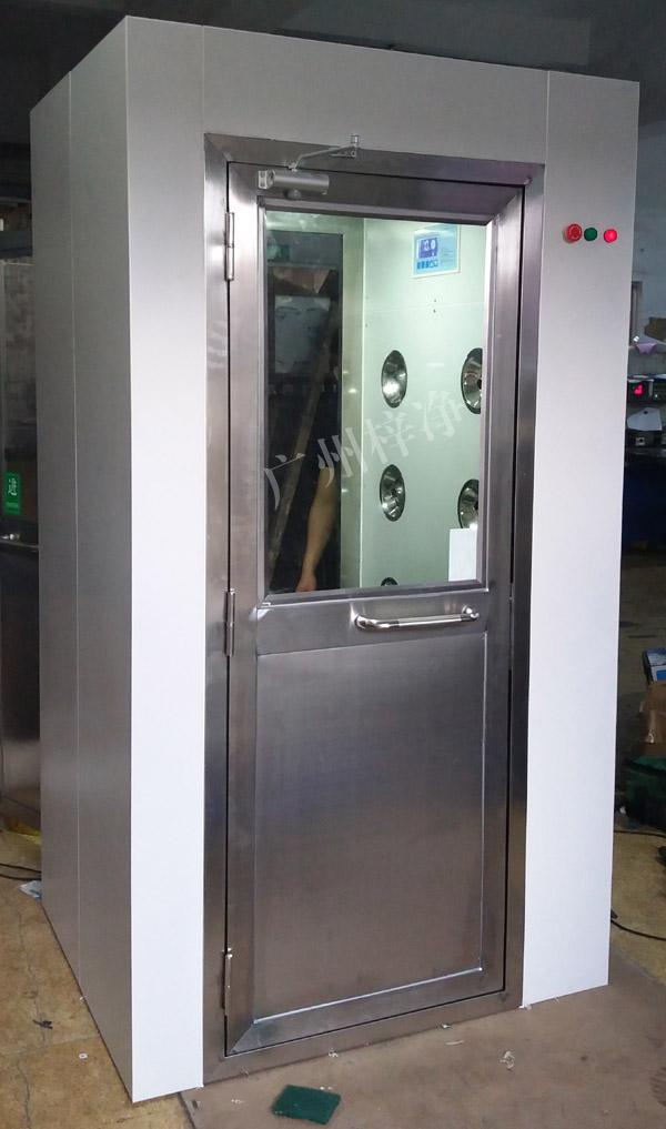 1200型風淋室是進入潔凈室所必需的通道，可以減少進出潔凈室所帶來的污染問題。